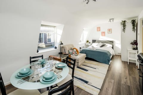 Bright Fitzrovia Studio Apartment in London Borough of Islington