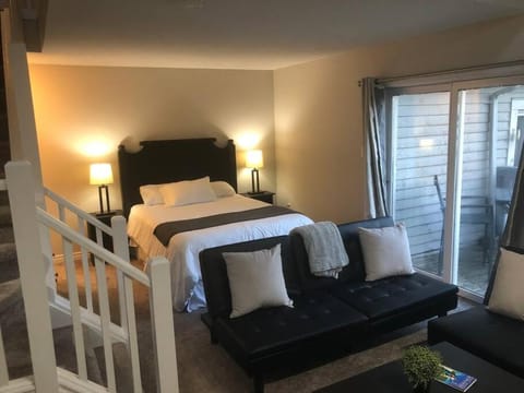 Freshly Upgraded Cozy Loft @ North Creek Resort Condo in Grey Highlands