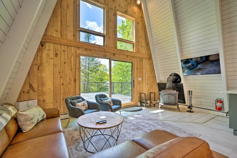 Wilmington Chalet with Hot Tub Less Than 8 Mi to Mount Snow! Casa in Wilmington