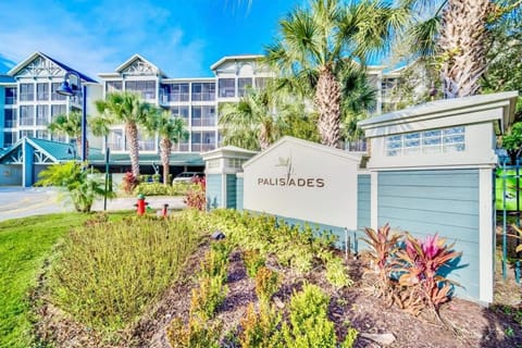 Near Disney - Spacious 3BR Condo with Pool & Hot Tub! House in Four Corners