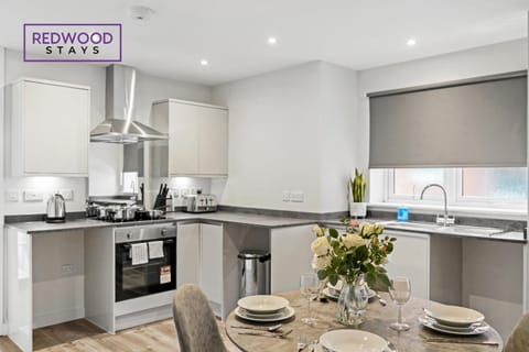 Quality 1 Bed 1 Bath Apartments For Contractors By REDWOOD STAYS Condominio in Farnborough