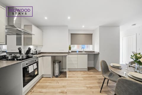 Quality 1 Bed 1 Bath Apartments For Contractors By REDWOOD STAYS Appartamento in Farnborough