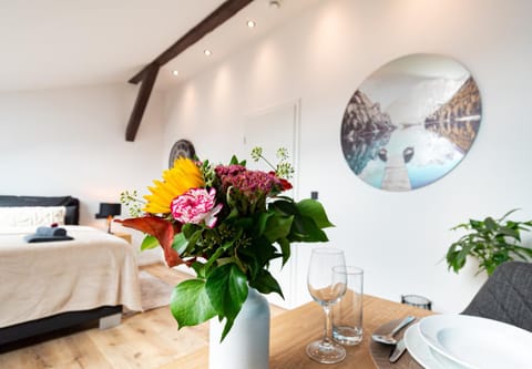 Bed, Photo of the whole room, Decorative detail, Dining area