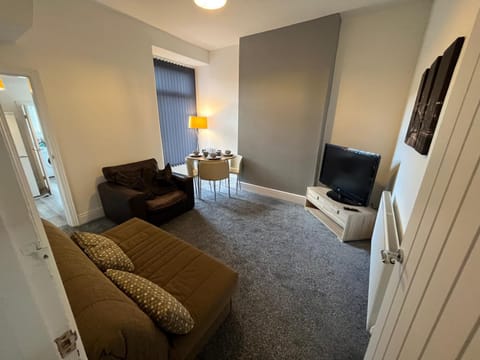 AMAZING 8 person 4 bedroom and 2 bathroom MEGA house! Apartment in Hull