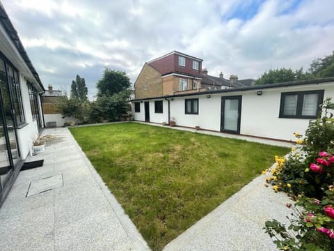 Property building, Neighbourhood, Garden, Garden, Garden view