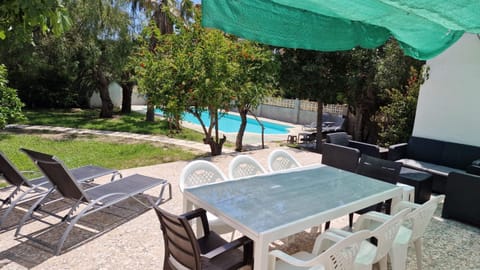 House with exclusive pool and garden 7 min walk from the beach and the center Casa in El Campello