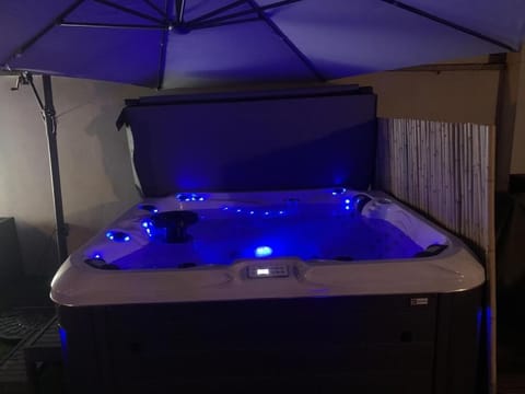 Hot Tub, Spa and wellness centre/facilities