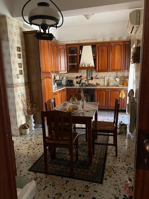 Kitchen or kitchenette, Dining area, minibar, pet friendly, stove