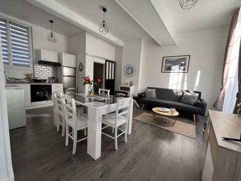 Living room, Seating area, Dining area