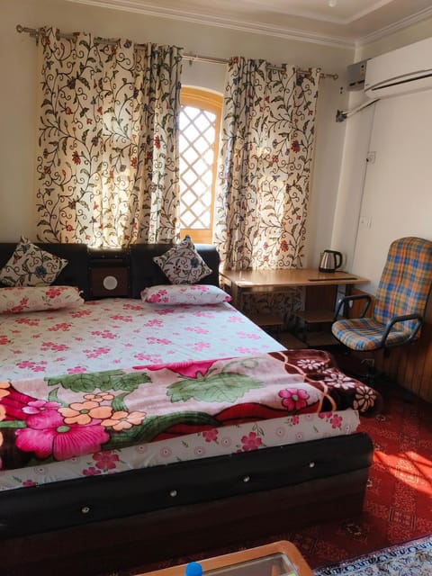 Bashaw Residency, Top Rated Family Guest House Near Srinagar Airport Chambre d’hôte in Punjab