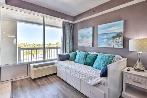 Dreamy Daytona Studio with Beach Access! Condominio in Holly Hill