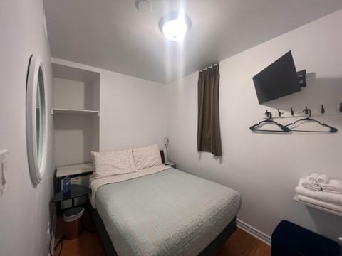 Bed, TV and multimedia, Bedroom