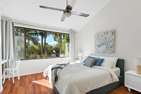 Stylish Townhouse, private courtyard walk to beach Apartment in Noosa Heads