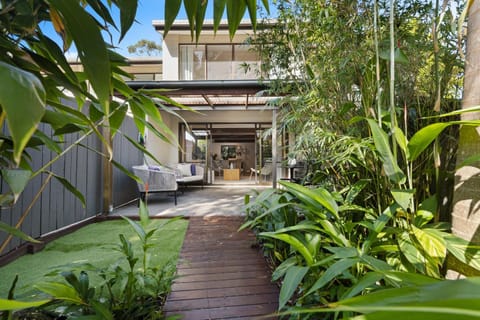 Stylish Townhouse, private courtyard walk to beach Apartment in Noosa Heads