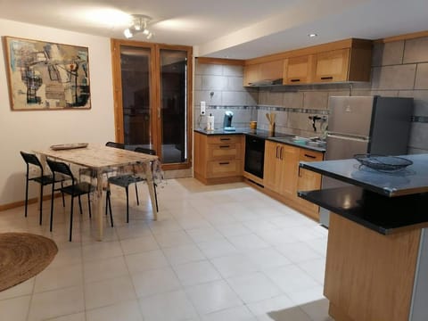 Kitchen or kitchenette, Dining area, minibar, pet friendly, stove