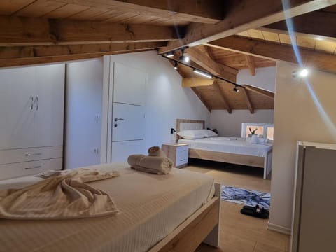 Bed, Bedroom, towels