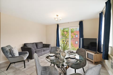 Peaceful 2BR Flat with Historic Bottle Kilns View & Free Parking Located near City Centre Apartment in Stoke-on-Trent