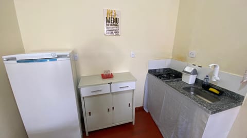 Coffee/tea facilities, Kitchen or kitchenette, stove