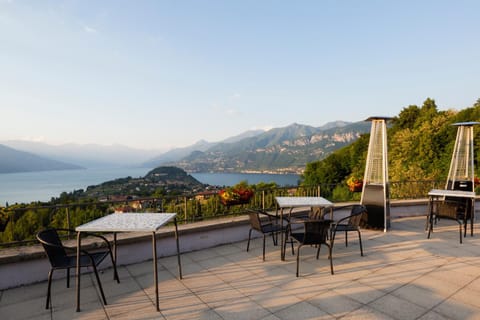 Restaurant/places to eat, Natural landscape, View (from property/room), Balcony/Terrace, Seating area, Lake view, Mountain view