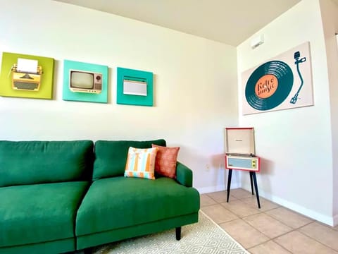 The Atomic Burst 50s Mid Century Apt in the Heart of St Aug Beach Steps to Sand Bites and Drinks Apartment in Saint Augustine Beach