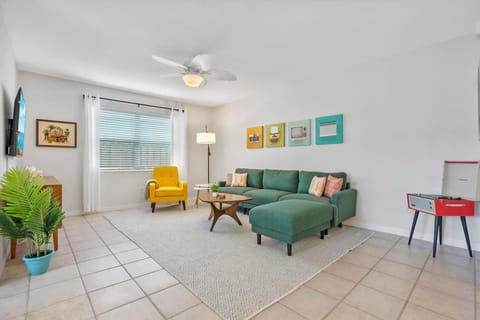 The Atomic Burst 50s Mid Century Apt in the Heart of St Aug Beach Steps to Sand Bites and Drinks Apartment in Saint Augustine Beach