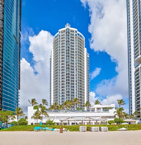 Luxury resort apartment with ocean front view Copropriété in Sunny Isles Beach