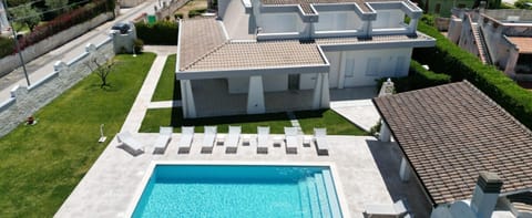 Property building, Day, Pool view, Swimming pool, sunbed