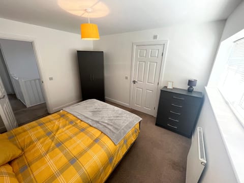 SUPER 4 Bedroom 9 Person 3 Bathroom MEGA HOUSE Apartment in Hull