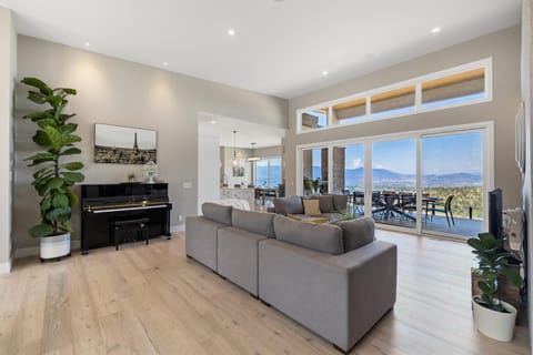 Newly Modern House w/ urban landscape of Kelowna!！ House in Kelowna