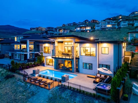 Newly Modern House w/ urban landscape of Kelowna!！ House in Kelowna