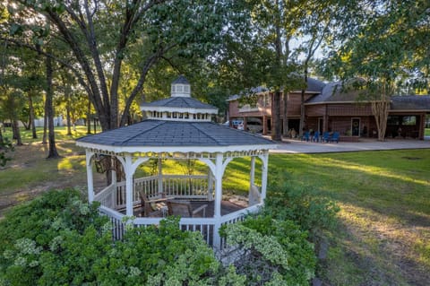 Relaxing Two-Bedroom Apartment or Studio on 13 Beautiful Wooded Acres In A Quiet Neighborhood Condominio in Tomball