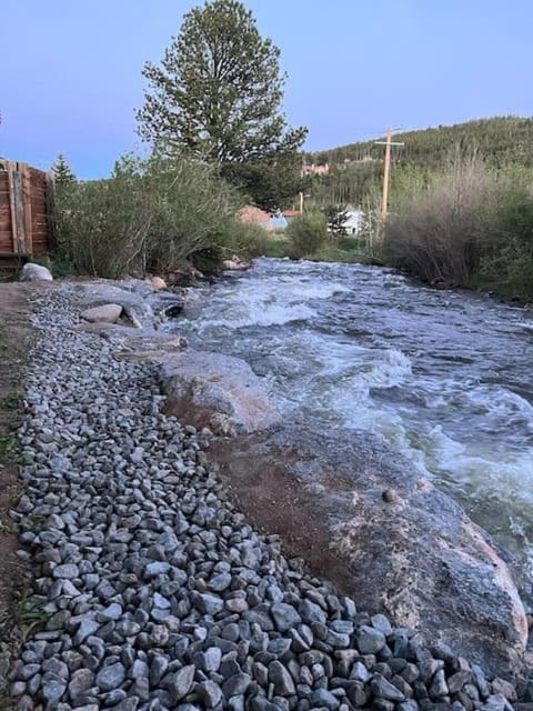 Thorpe On The Water. Creekside Nederland Cabin. Casa in Nederland