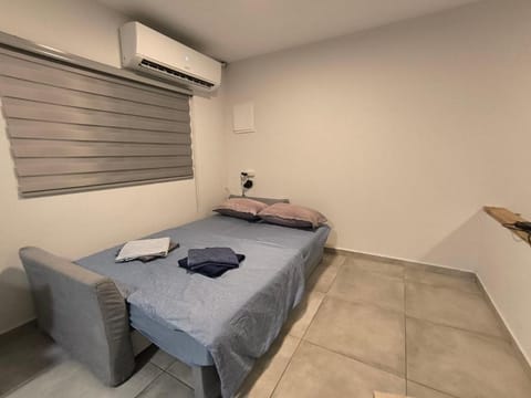 Bed, Photo of the whole room, towels, air conditioner