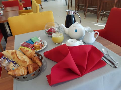 Lounge or bar, Breakfast, Breakfast