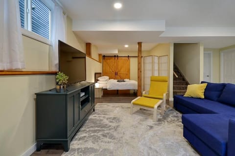 Adorable private suite with indoor fire place Copropriété in Cochrane