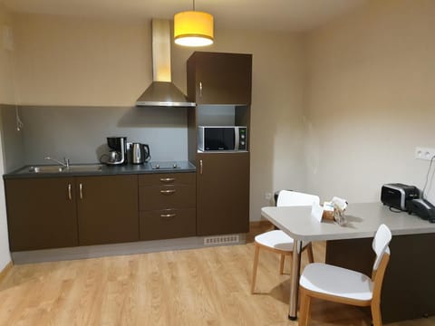Coffee/tea facilities, Kitchen or kitchenette, Dining area, minibar, stove, toaster