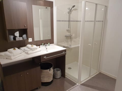 Shower, Bathroom, towels