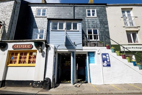 Property building, Facade/entrance, Day, Street view