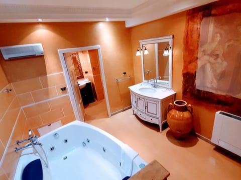 Hot Tub, Bathroom, Area and facilities