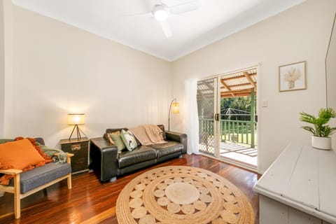 Hughes Hideaway - 2BR Cottage on 1 Acre w Air Con, King Beds Casa in Yeppoon