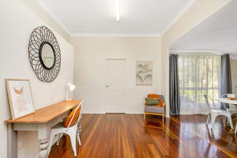 Hughes Hideaway - 2BR Cottage on 1 Acre w Air Con, King Beds Maison in Yeppoon