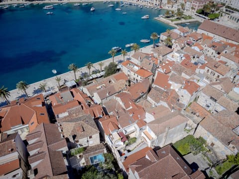 Property building, Day, Neighbourhood, Natural landscape, Bird's eye view, City view, Sea view, Street view, Location