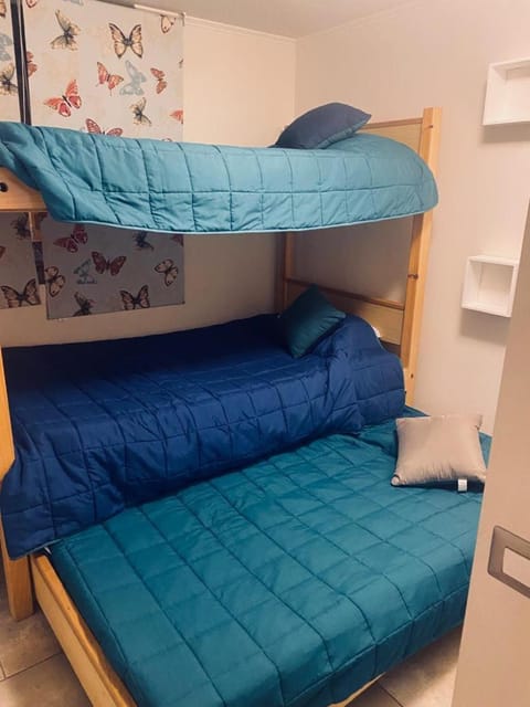 Bedroom, bunk bed