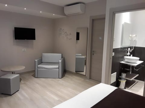 Bed, TV and multimedia, Photo of the whole room, Bedroom, air conditioner