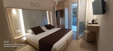 Bed, Summer, TV and multimedia, Coffee/tea facilities, Photo of the whole room, Decorative detail, Bedroom, Seasons, bidet, internet, air conditioner