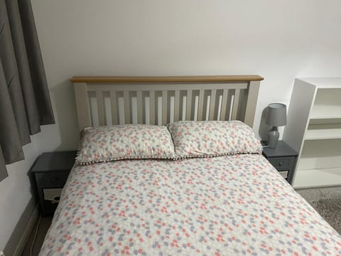 Modern 2 bedrooms fully equipped Apartment with garden, Free Parking, Free Wifi Apartment in Barking