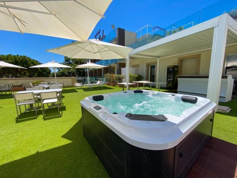 Garden, Hot Tub