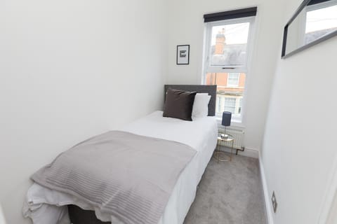 Large Derby Cathedral Town House - Sleeps 8 w parking Apartment in Derby