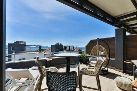 Patio, Day, Natural landscape, Balcony/Terrace, Living room, Seating area, Dining area, Sea view