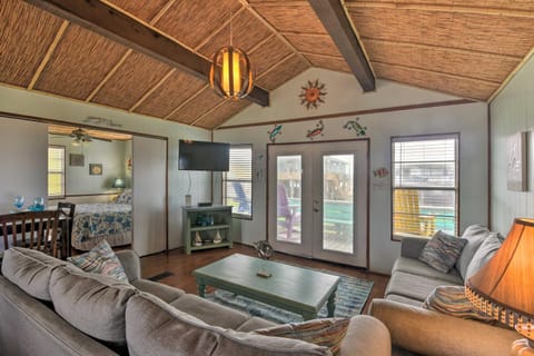 Sunny Beach-View Bungalow Fish, Swim, Relax! House in Surfside Beach